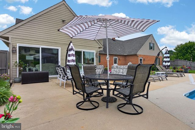 695 SUE DR, Lititz, PA 17543