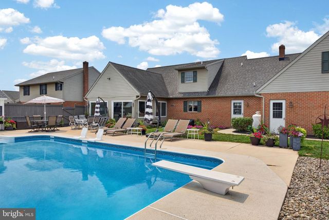 695 SUE DR, Lititz, PA 17543
