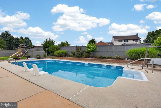 695 SUE DR, Lititz, PA 17543