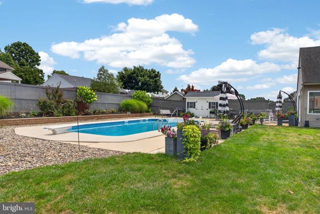 695 SUE DR, Lititz, PA 17543