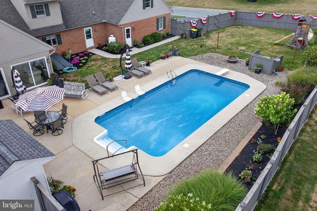 695 SUE DR, Lititz, PA 17543