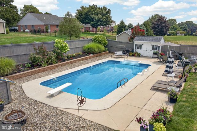 695 SUE DR, Lititz, PA 17543