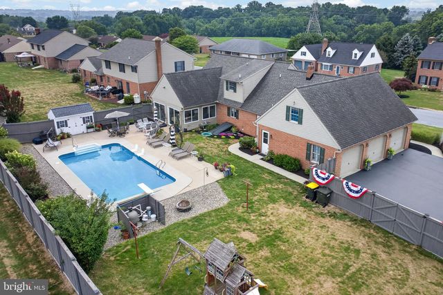 695 SUE DR, Lititz, PA 17543