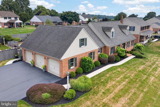 695 SUE DR, Lititz, PA 17543