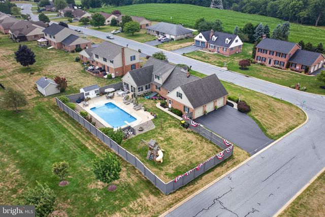 695 SUE DR, Lititz, PA 17543
