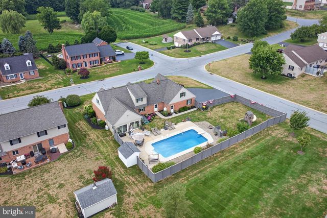 695 SUE DR, Lititz, PA 17543