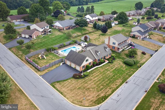 695 SUE DR, Lititz, PA 17543