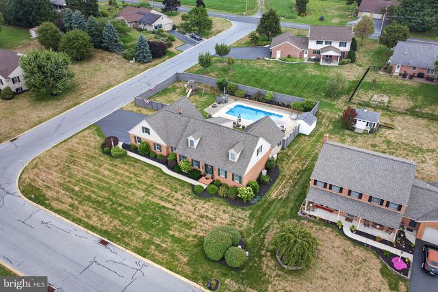 695 SUE DR, Lititz, PA 17543