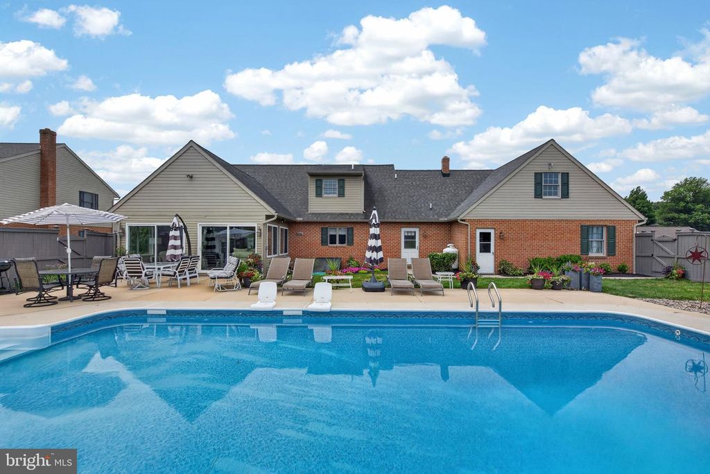 695 SUE DR, Lititz, PA 17543