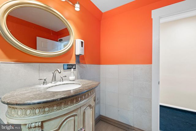 484 N DUPONT HWY, Dover, DE 19901