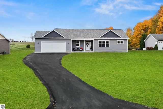 1546 Oban Way, Traverse City, MI 49696