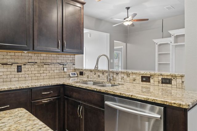 1409 Robbinwood Ct., Longview, TX 75601