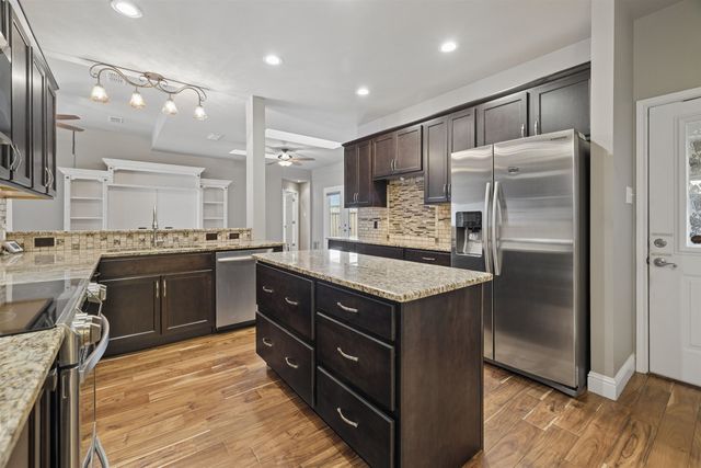 1409 Robbinwood Ct., Longview, TX 75601