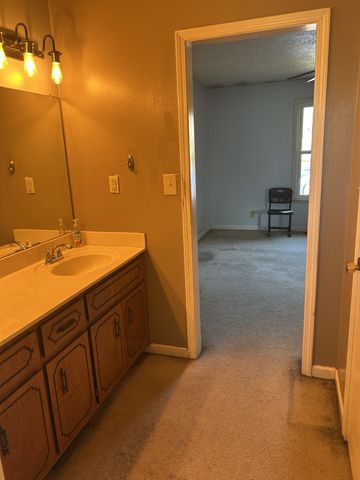 1914 Claymont Dr, Clarksville, TN 37040