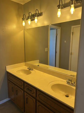 1914 Claymont Dr, Clarksville, TN 37040