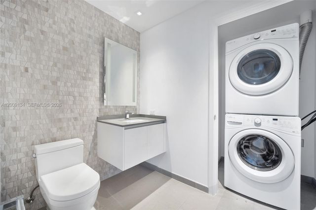 88 SW 7th St 1009, Miami, FL 33130