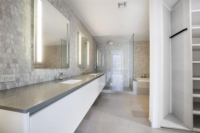 88 SW 7th St 1009, Miami, FL 33130