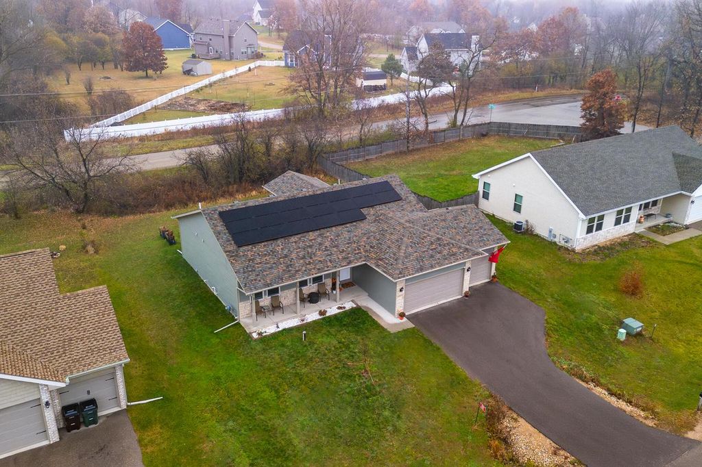 825 E Superior DRIVE, Edgerton, WI 53534