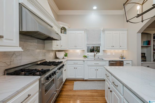 829 CROWN CIRCLE, Hoover, AL 35242