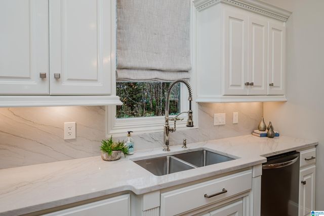 829 CROWN CIRCLE, Hoover, AL 35242