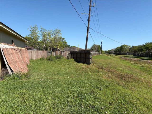 505 Huckleberry Drive, Lake Jackson, TX 77566