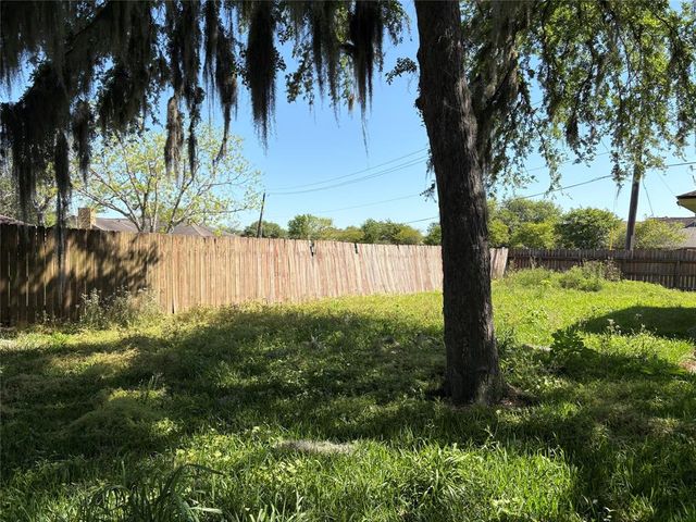 505 Huckleberry Drive, Lake Jackson, TX 77566