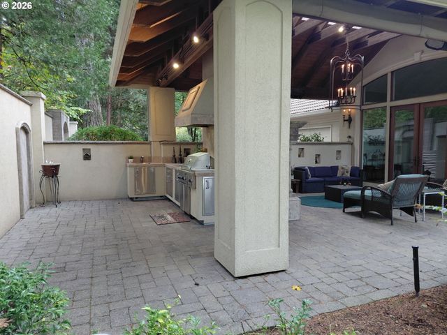 15555 S CLACKAMAS RIVER Dr, Oregon City, OR 97045
