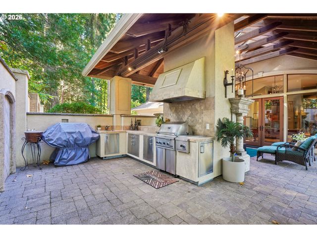15555 S CLACKAMAS RIVER Dr, Oregon City, OR 97045