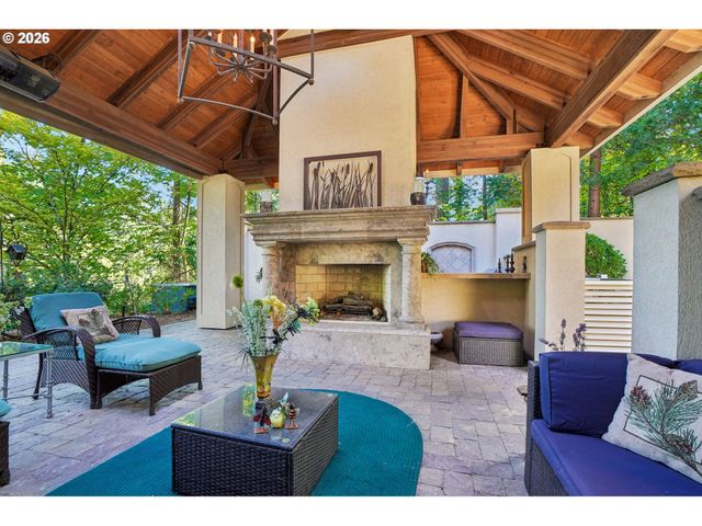 15555 S CLACKAMAS RIVER Dr, Oregon City, OR 97045