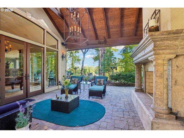 15555 S CLACKAMAS RIVER Dr, Oregon City, OR 97045