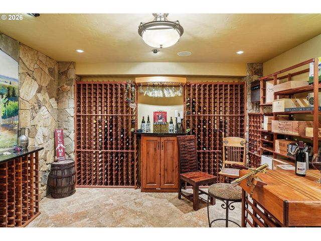 15555 S CLACKAMAS RIVER Dr, Oregon City, OR 97045