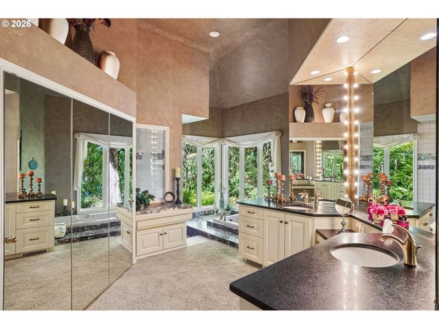 15555 S CLACKAMAS RIVER Dr, Oregon City, OR 97045