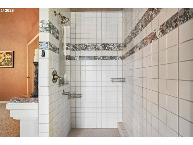 15555 S CLACKAMAS RIVER Dr, Oregon City, OR 97045