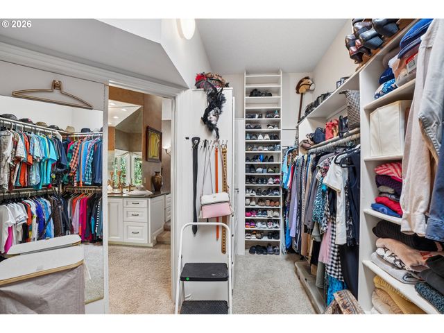 15555 S CLACKAMAS RIVER Dr, Oregon City, OR 97045
