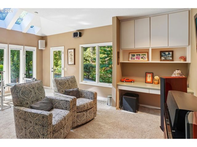15555 S CLACKAMAS RIVER Dr, Oregon City, OR 97045