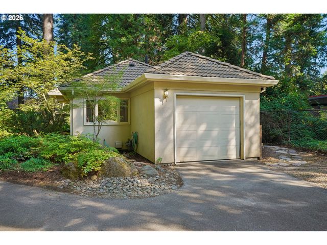 15555 S CLACKAMAS RIVER Dr, Oregon City, OR 97045