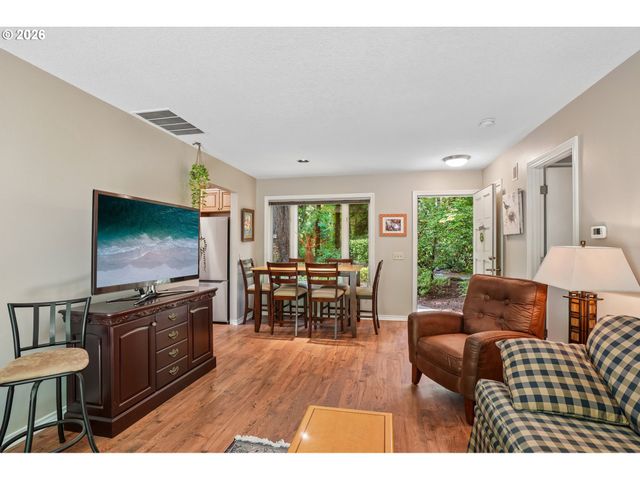 15555 S CLACKAMAS RIVER Dr, Oregon City, OR 97045
