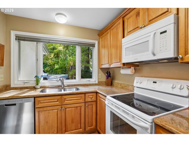 15555 S CLACKAMAS RIVER Dr, Oregon City, OR 97045