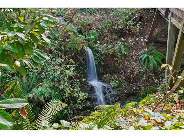 15555 S CLACKAMAS RIVER Dr, Oregon City, OR 97045