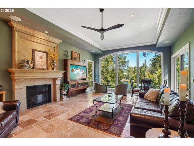 15555 S CLACKAMAS RIVER Dr, Oregon City, OR 97045