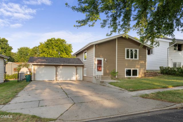 818 N 34th Street, Bismarck, ND 58501 property photo