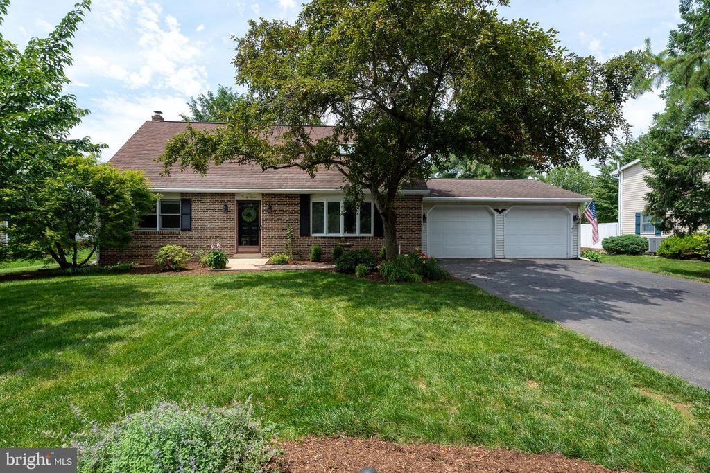 27 BUTTONWOOD DR, Lititz, PA 17543