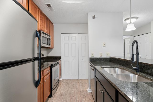 5980 Chasewood Parkway 102, Minnetonka, MN 55343