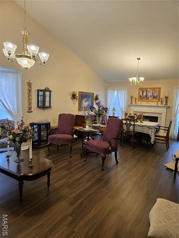 64 N Trumbull Circle 45A, St Charles, MO 63301