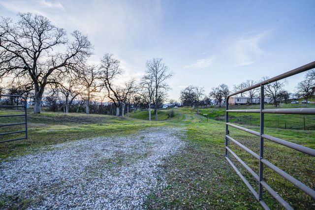 13003 Gas Point Road, Igo, CA 96047