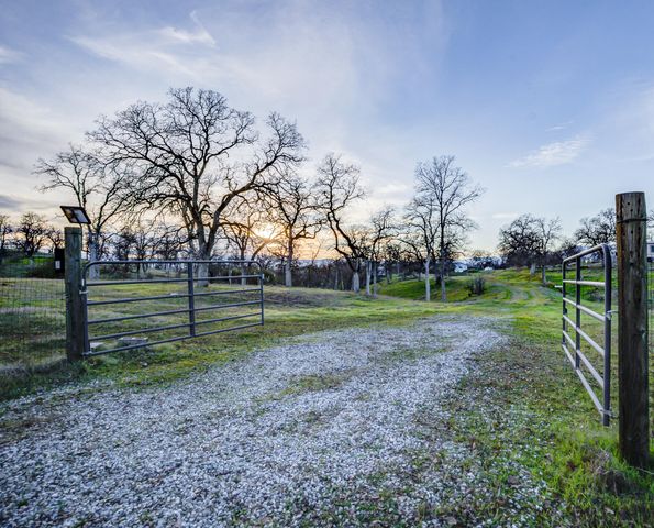 13003 Gas Point Road, Igo, CA 96047