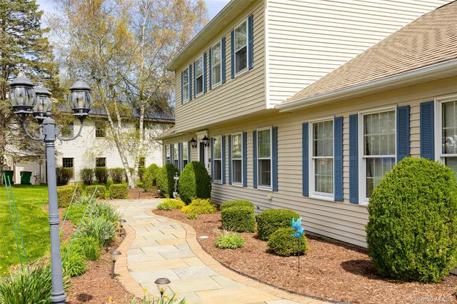 6 Grapevine Place, Poughkeepsie, NY 12603