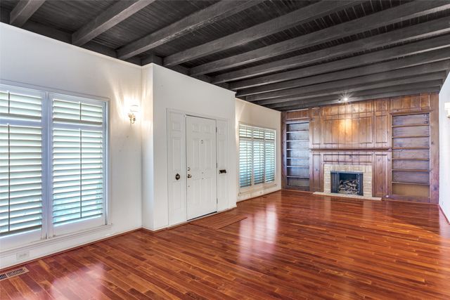 1121 Mistletoe Drive, Fort Worth, TX 76110
