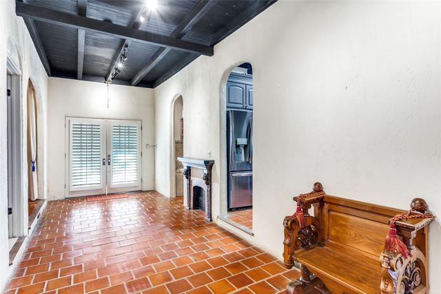 1121 Mistletoe Drive, Fort Worth, TX 76110