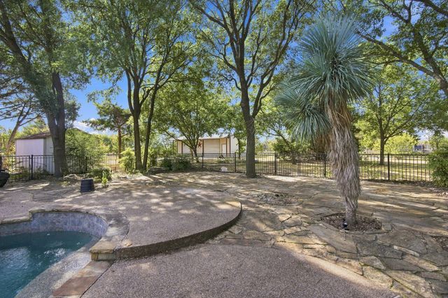 1212 N Creek Circle, Waxahachie, TX 75165